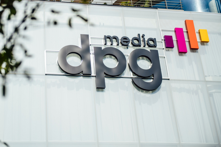De macht van het frame: hoe DPG Media het publieke oordeel steeds vaker vóór het proces vormt
